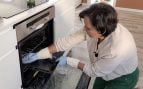 Los expertos en limpieza lo avalan: para empezar a limpiar lo mejor es hacerlo por «lo más sucio, primero el horno y luego el frigorífico»