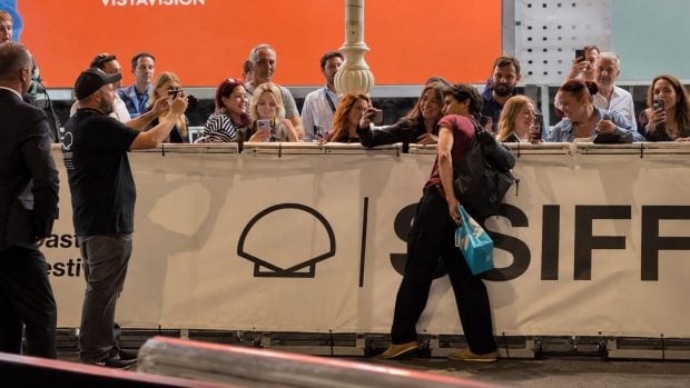 Enzo Vogrincic saludando a sus fans. (Foto: COOL)