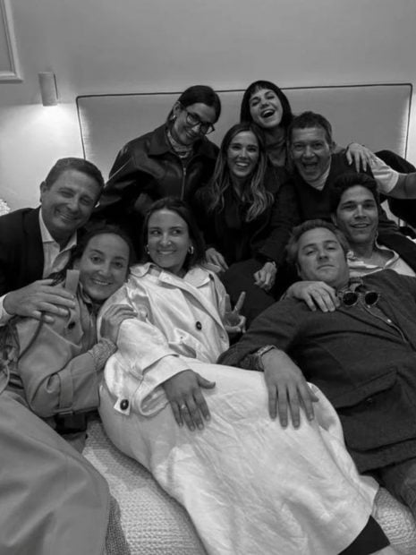 Las Pombo con Angy Fernández y Antonio Banderas. (Foto: Redes Sociales)