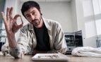 Omar Larentis, primer autor del estudio, sostiene uno de los fragmentos óseos analizados en el Laboratorio Bagolini de la Universidad de Trento. Foto: UniTrento