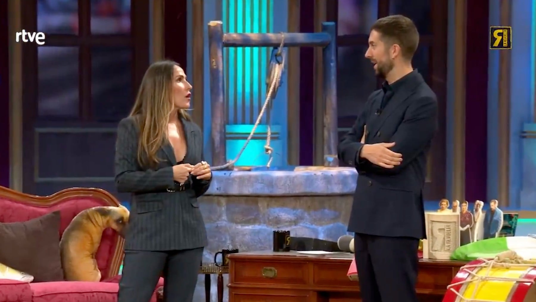 Malú y David Broncano en ‘La Revuelta’ (TVE).