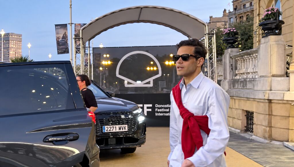 Rami Malek cuenta a COOL qué es lo que más le gusta de San Sebastián y se atreve con el español