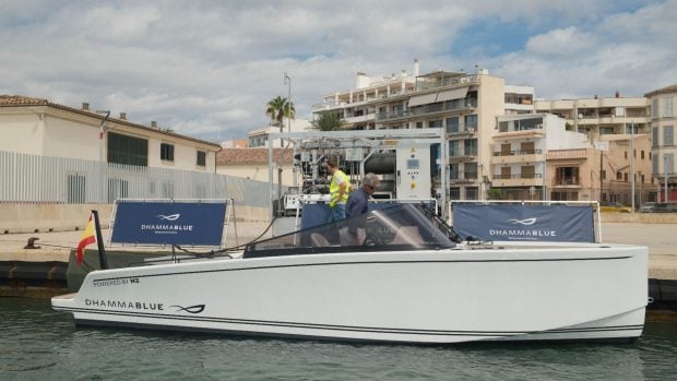 Repostaje de hidrógeno de Dhamma Blue en el puerto de Alcudia (Mallorca)