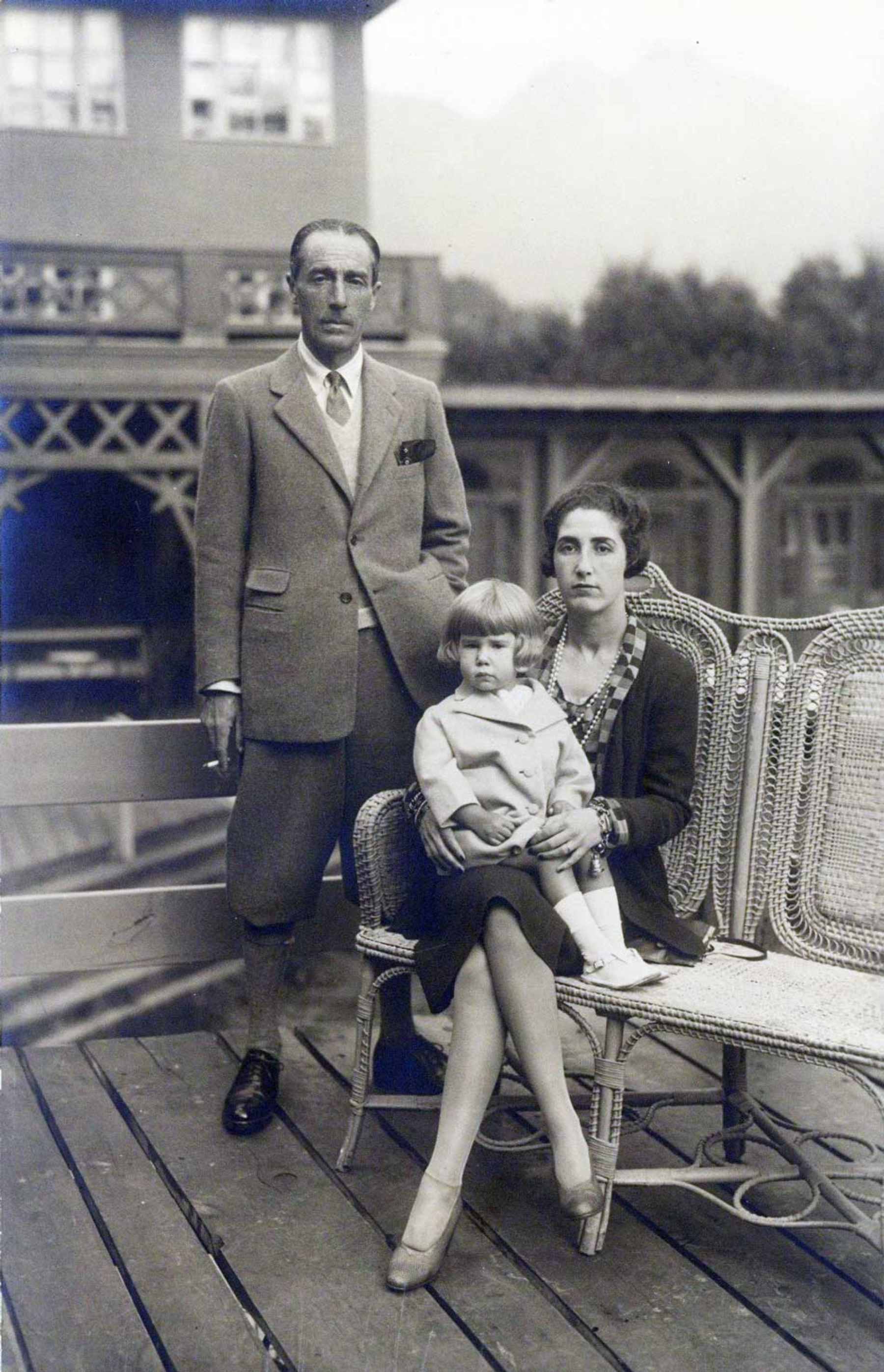 Jacobo Fitz-James Stuart con su esposa y su hija Cayetana. (Foto: Fundaci&oacute;n Casa de Alba)