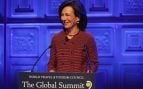 Ana Botín, presidenta ejecutiva de Banco Santander, durante una intervención en la Cumbre Global del Consejo Mundial de Viajes y Turismo (WTTC, por sus siglas en inglés World Travel & Tourism Council) de 2015. Foto: World Travel & Tourism Council, CC BY 2.0, vía Wikimedia Commons.