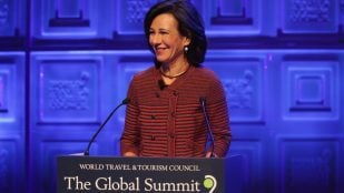 Ana Botín, presidenta ejecutiva de Banco Santander, durante una intervención en la Cumbre Global del Consejo Mundial de Viajes y Turismo (WTTC, por sus siglas en inglés World Travel & Tourism Council) de 2015. Foto: World Travel & Tourism Council, CC BY 2.0, vía Wikimedia Commons.