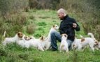 Sisco Navajón junto a varios cachorros de Jack Russell Terrier en el criadero Luperca. Foto: Luperca.