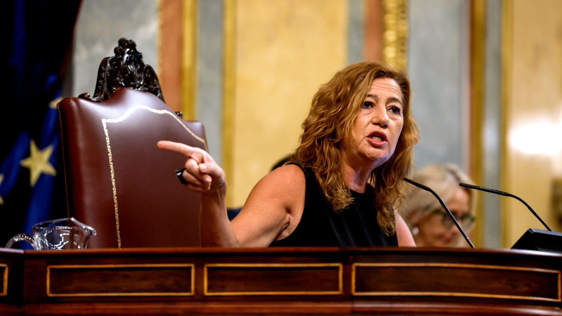 Armengol destina 115.000 € a renovar el portal de la Constitución que ella incumple bloqueando 44 leyes del PP