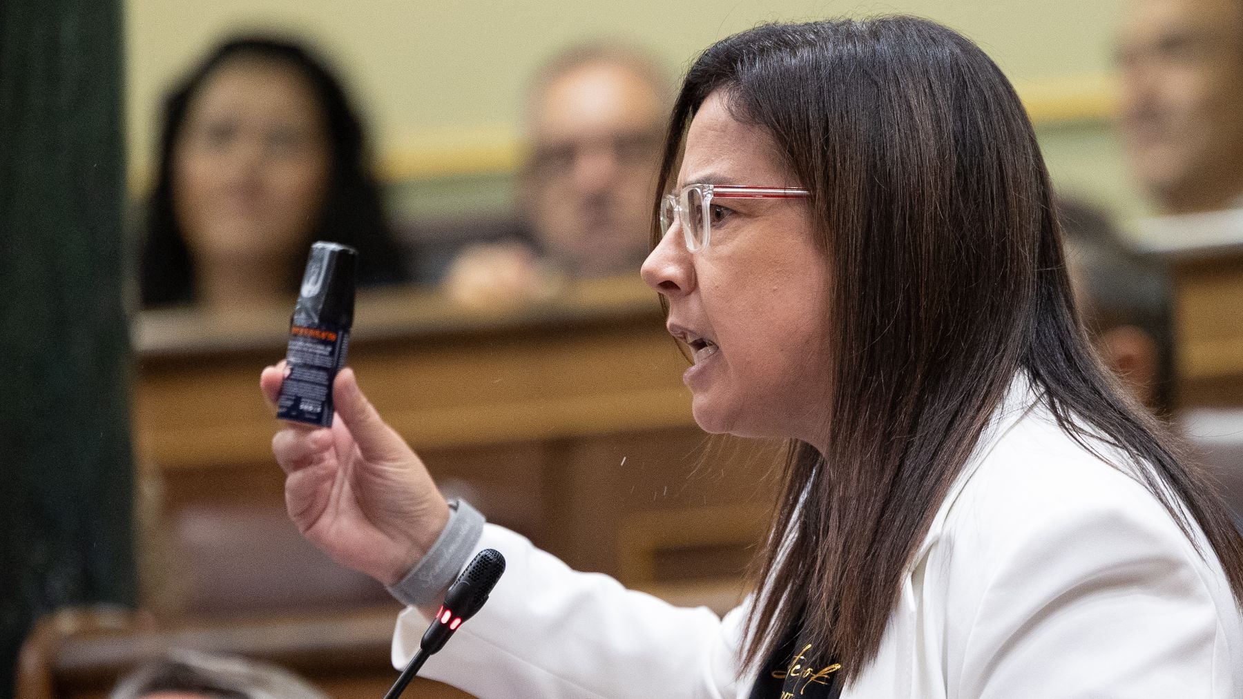 El sainete del spray pimienta del Congreso: un trabajador del PP dice ahora que lo accionó instintivamente mientras lo limpiaba en el baño