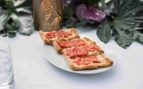 Tostadas de ricotta batida y tomates confitados
