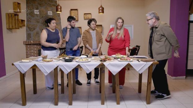 Alberto Chicote junto al equipo del restaurante Club Social Navahonda en Pesadilla en la cocina (Atresmedia)