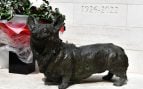 Estatua de la reina Isabel II en Oakham, Inglaterra, con uno de sus dos corgis representados. Foto: Michael Garlick, CC BY-SA 2.0, vía Wikimedia Commons