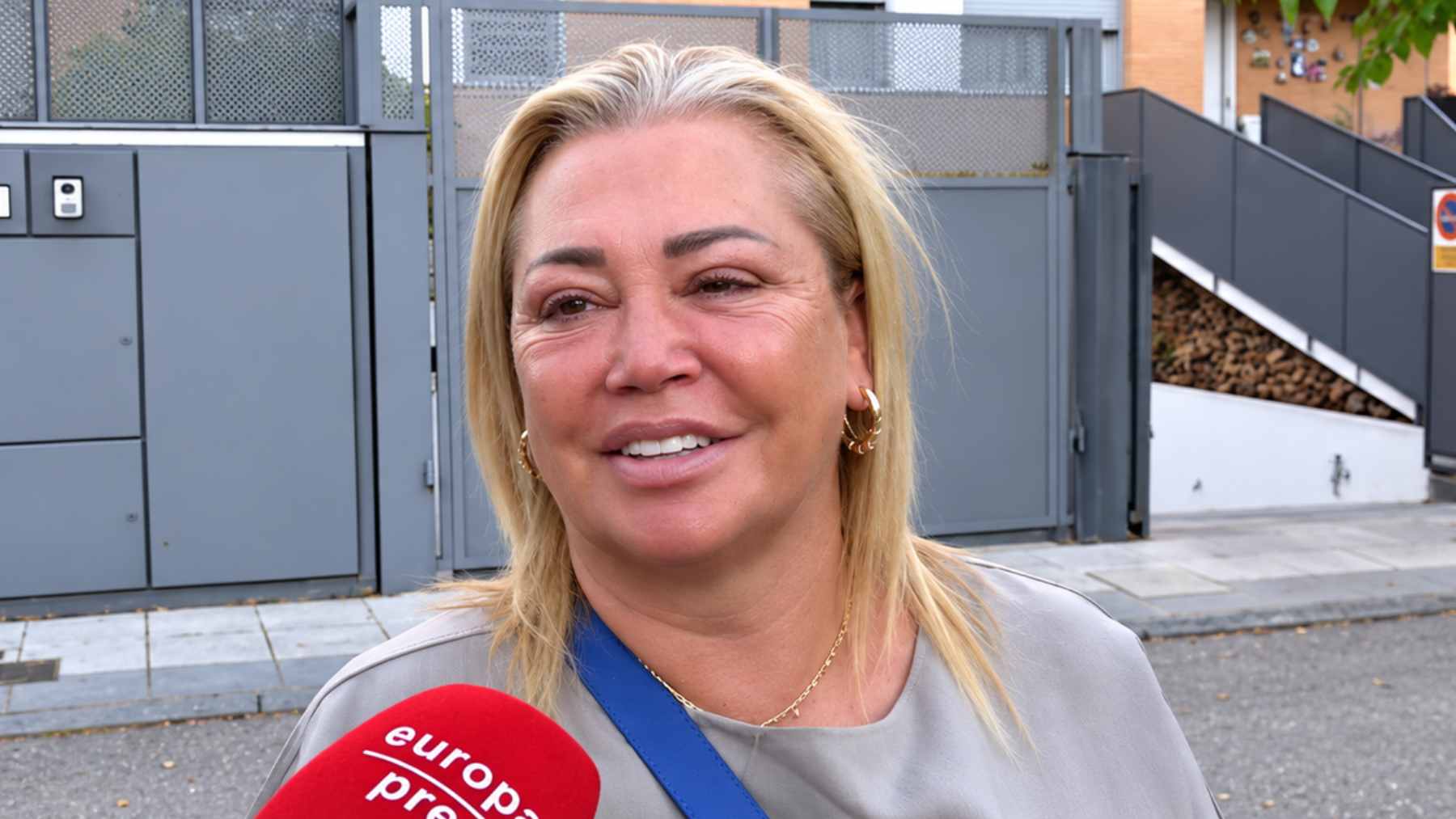 Belén Esteban a las puertas de su casa. (Foto: Europa Press)