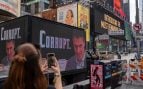 HazteOir pasea el «Sánchez traidor» con un camión por las calles de Nueva York