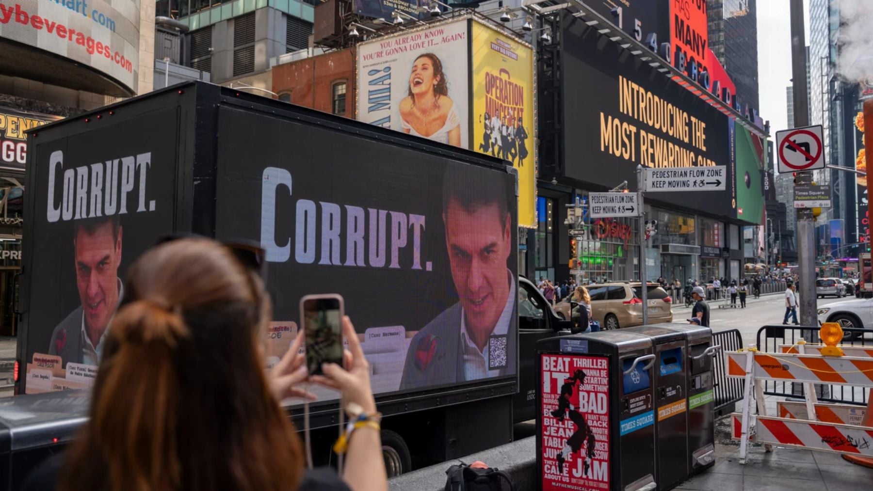 HazteOir pasea el Sánchez traidor con un camión por las calles de Nueva York