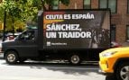 HazteOir pasea el «Sánchez traidor» con un camión por las calles de Nueva York