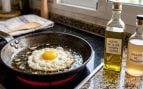 Por qué se recomienda añadir vinagre a la sartén al freír huevos y cuál es su función