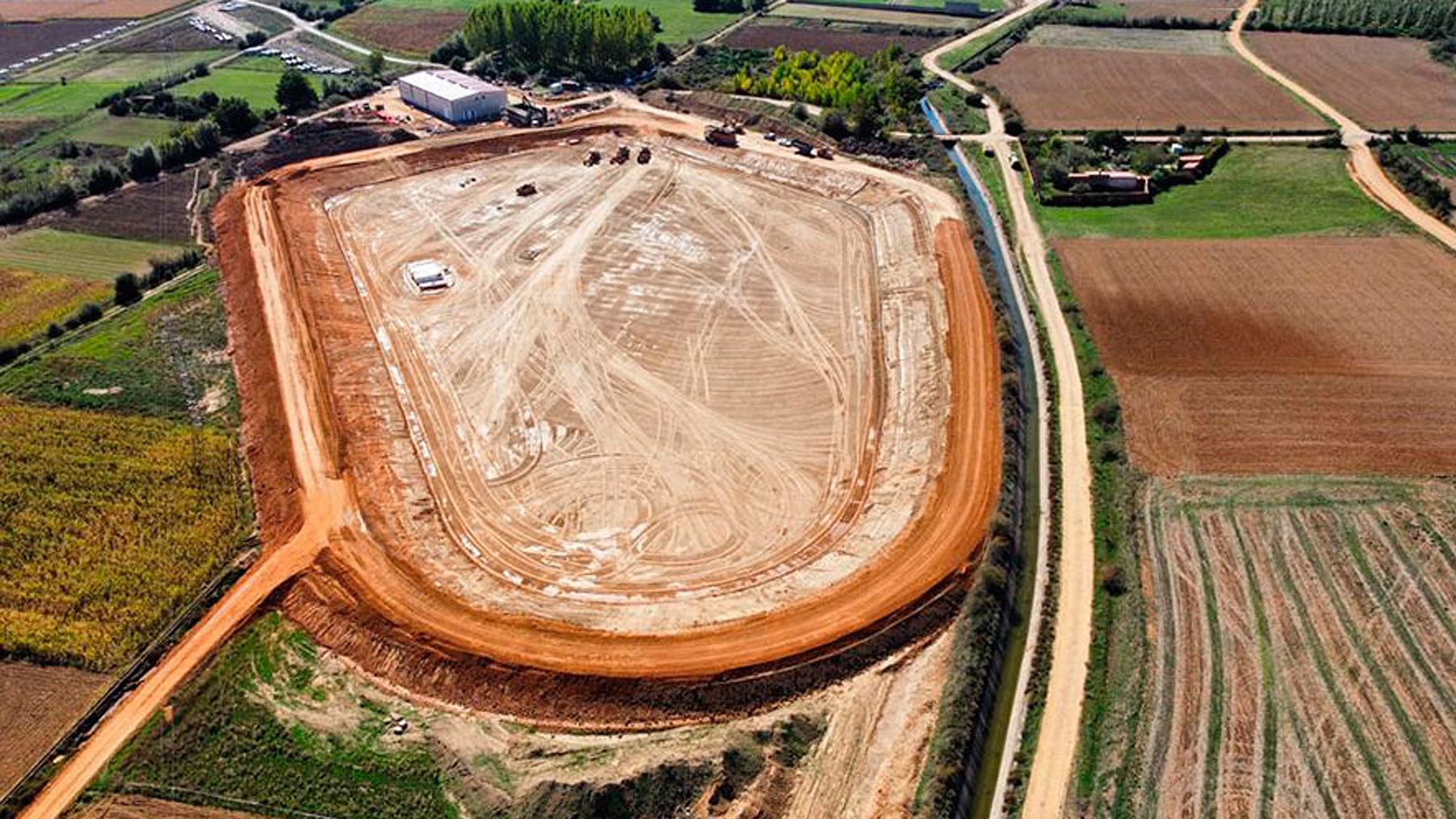 Una comarca leonesa modernizó su regadío para ahorrar agua: en 12 meses el experimento ha secado un canal que llevaba regando sus huertas desde 1524