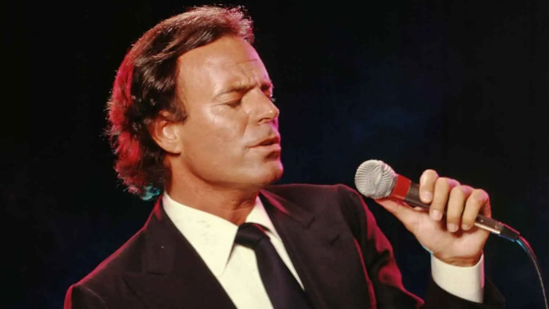 Julio Iglesias, durante un concierto (Billboard).