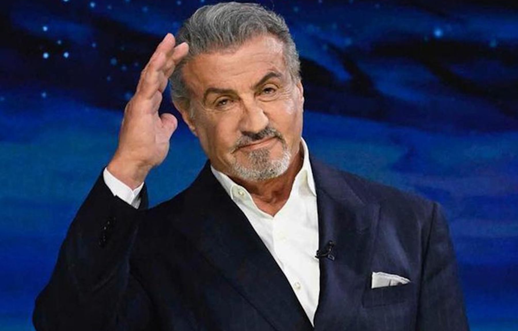 Sylvester Stallone posando. (Foto: YouTube)