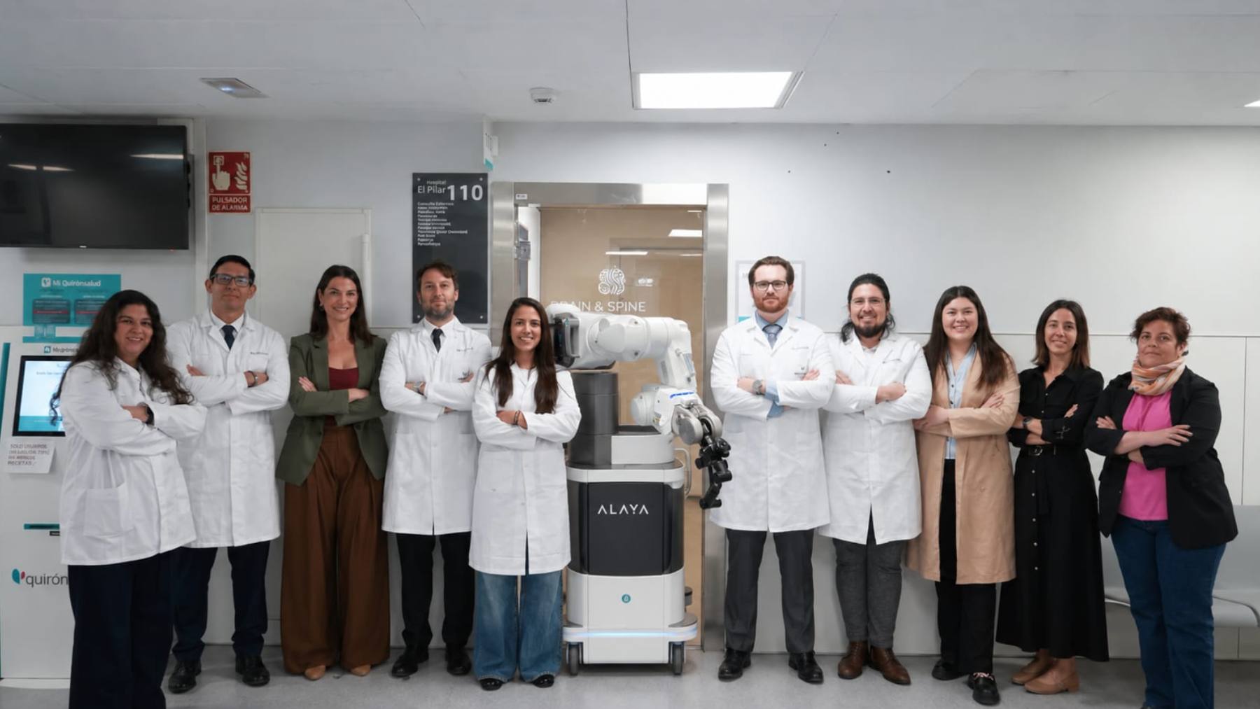 Equipo de Brain & Spine Barcelona, ubicado en el Hospital El Pilar, junto al sistema robótico ALAYA. (Foto: AYALA)