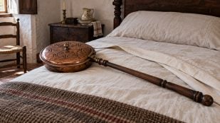 Calentador siglo XVIII, trucos para calentar la cama, manta eléctrica del siglo XVIII, mejores trucos para dormir sin frío.