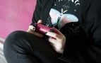 Manos de una persona jugando a un videojuego con un mando de consola, como hace a diario la streamer de 78 años Cath Bowie