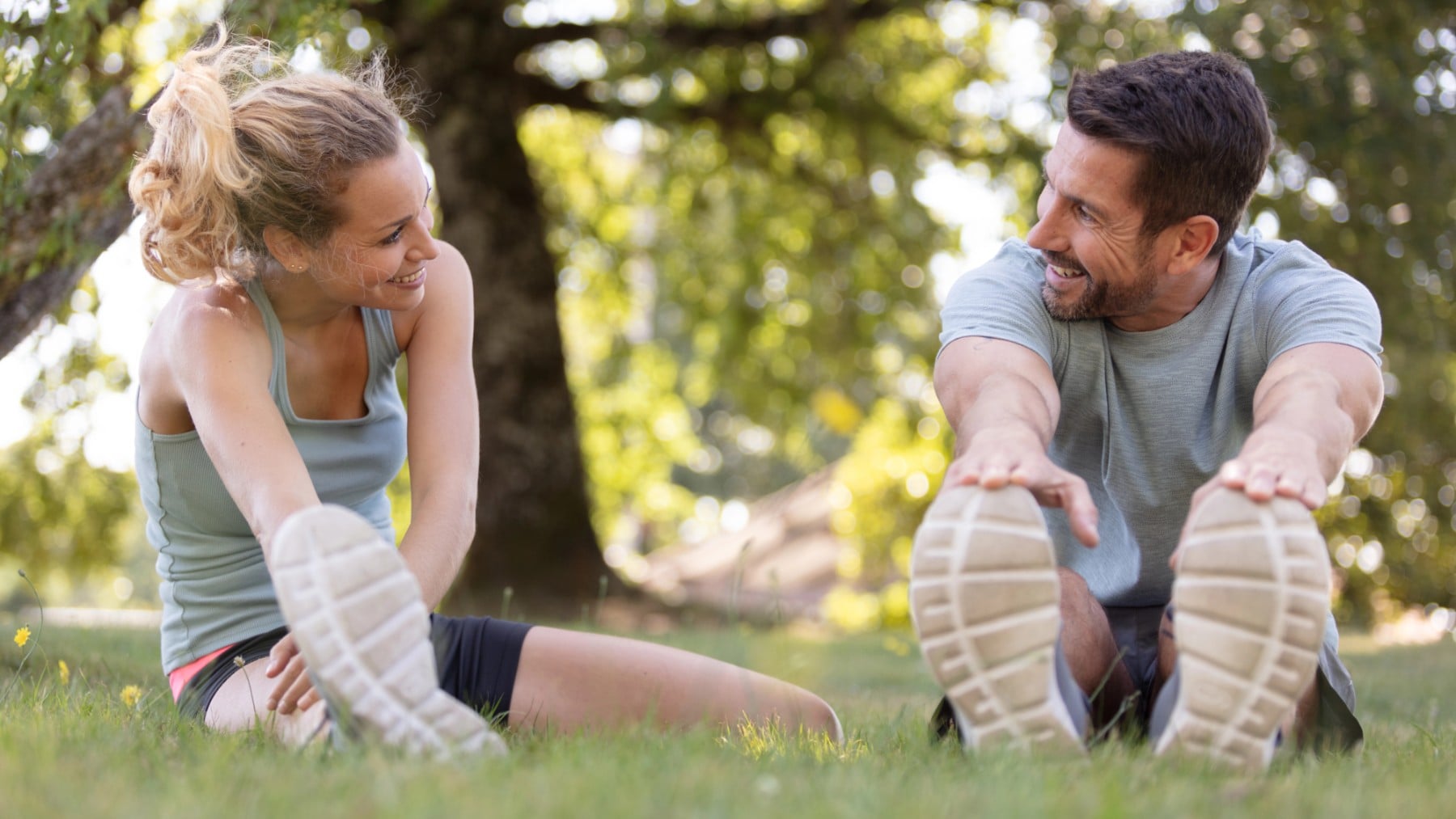 Una pareja menor de 50 años practicando deporte.