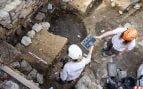 Dos arqueólogos documentan un sector de la excavación bajo el Hôtel-Dieu, en la isla de la Cité de París, junto a un cartel con la identificación de la unidad estratigráfica (US 10922-10920). Foto: Inrap