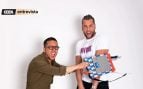 Eduardo Navarrete y Daniel Chong posando con su colección