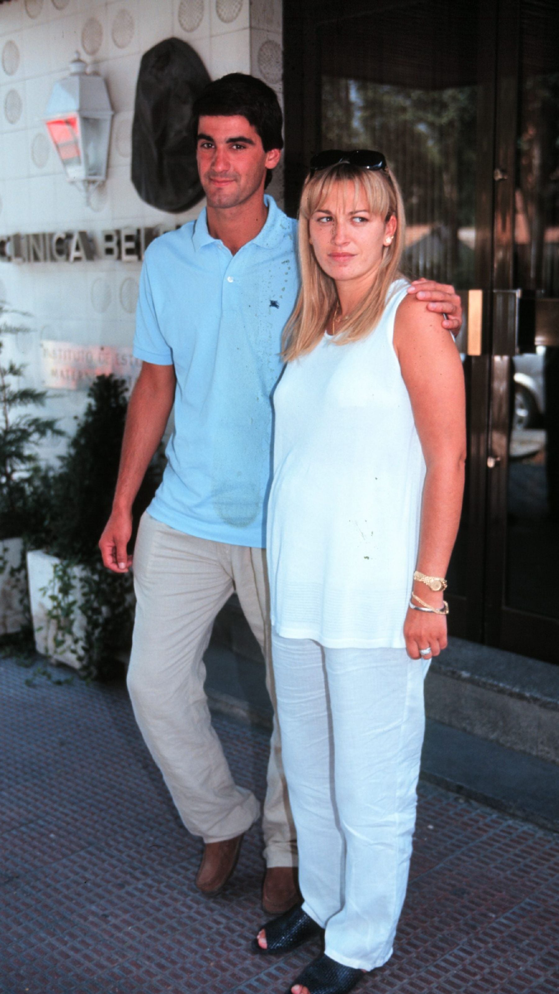 Jesul&iacute;n de Ubrique y Bel&eacute;n Esteban a las puertas de una cl&iacute;nica. (Foto: Europa Press)