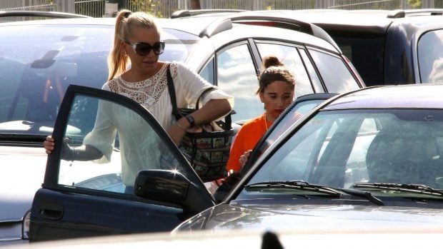 Bel&eacute;n Esteban y Andrea Janeiro en un parking. (Foto: Europa Press)