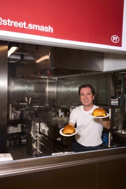 Alberto de Luna con la nueva hamburguesa