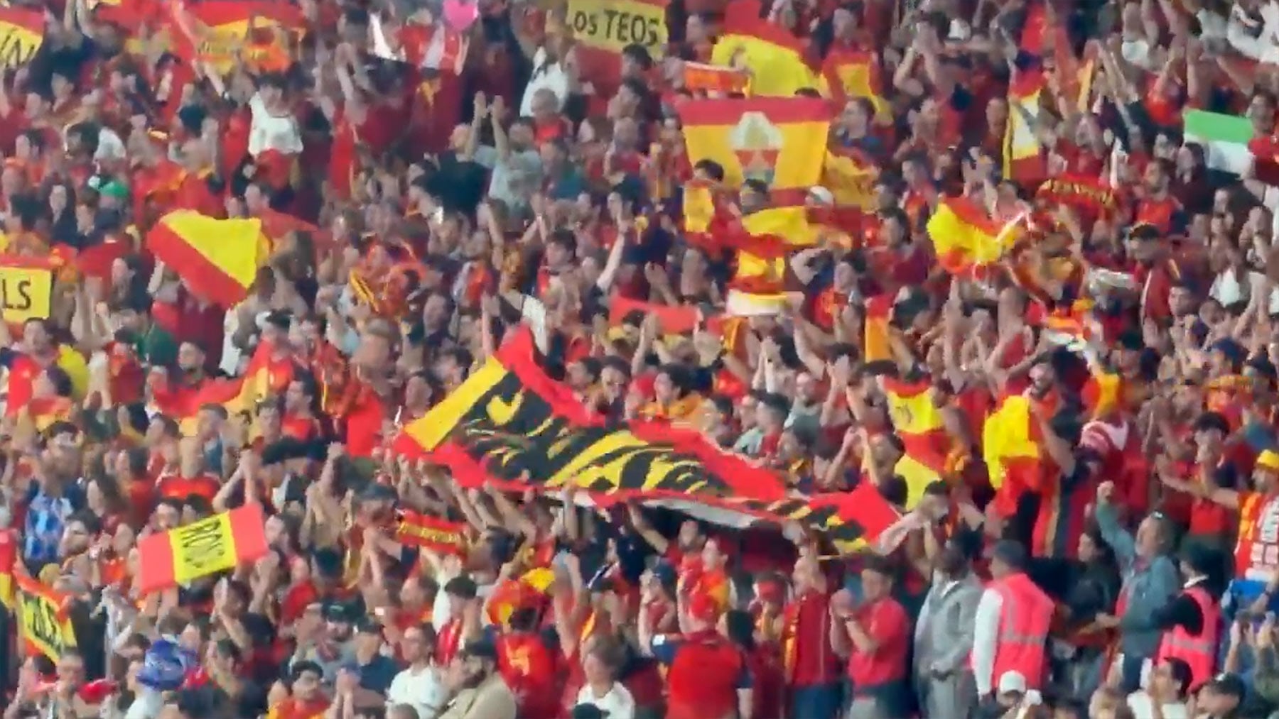 La afición española conquista Wembley: así sonó el himno de España
