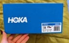 Una caja de zapatillas Hoka.