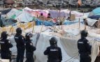 La policía desaloja un asentamiento cerca de la desaladora. (Efe)