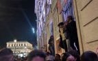 Marlaska permite a los ultras de Sol trepar a las ventanas de la Comunidad de Madrid y bloquear su puerta