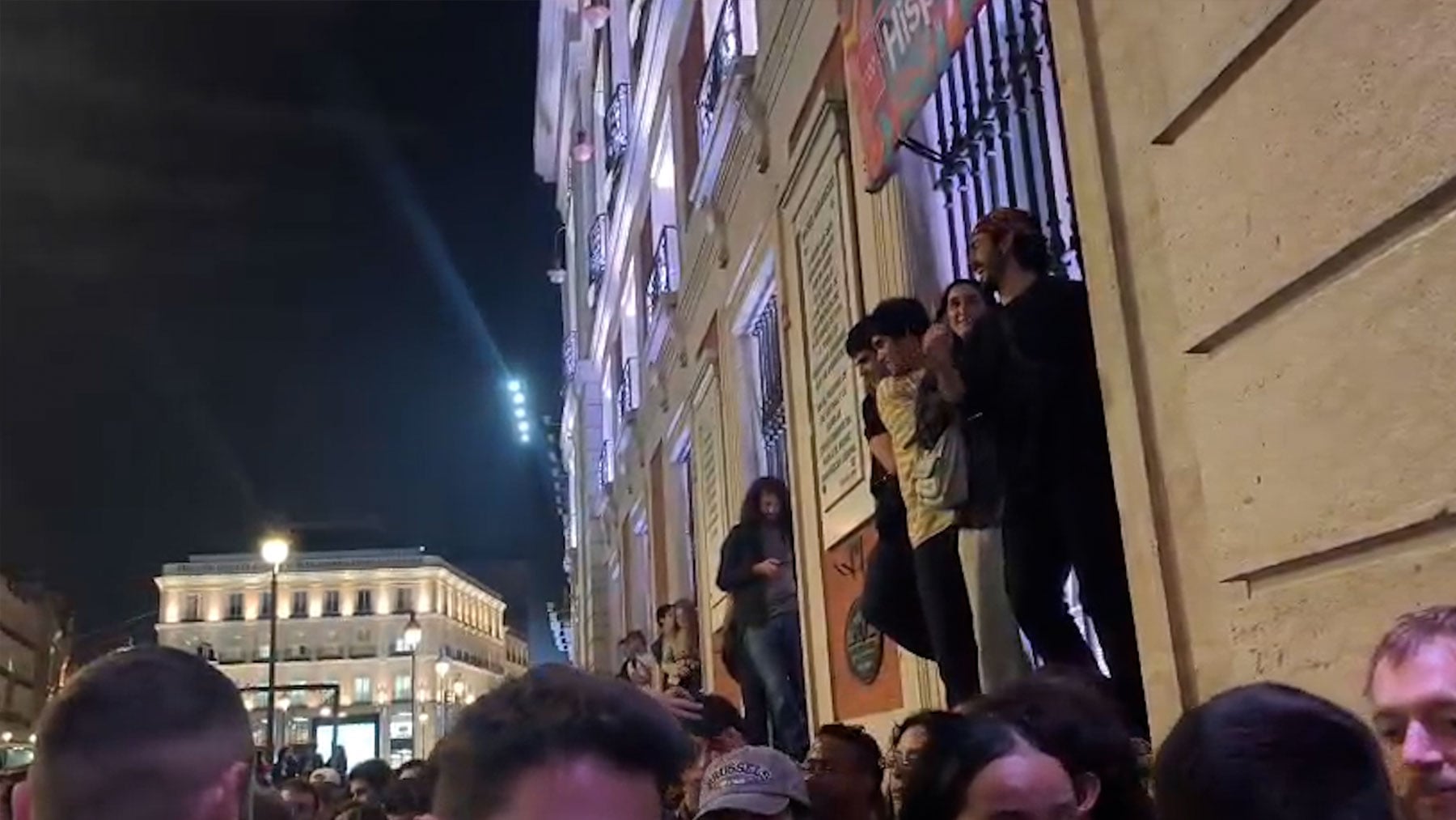Marlaska permite a los ultras de Sol trepar a las ventanas de la Comunidad de Madrid y bloquear su puerta