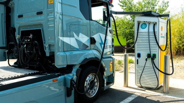 Camion eléctrico cargando.