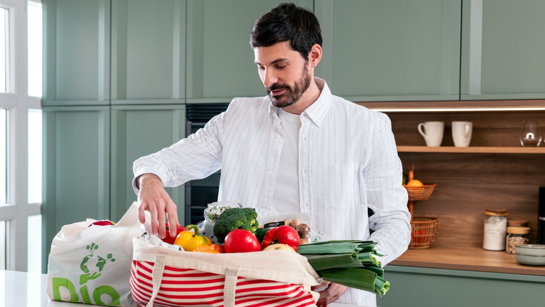 Los españoles tiramos 36 kilos de comida por segundo: Dia propone empezar a ahorrar antes de comprar.