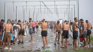 duchas-ceuta-inmigrantes vertido mar