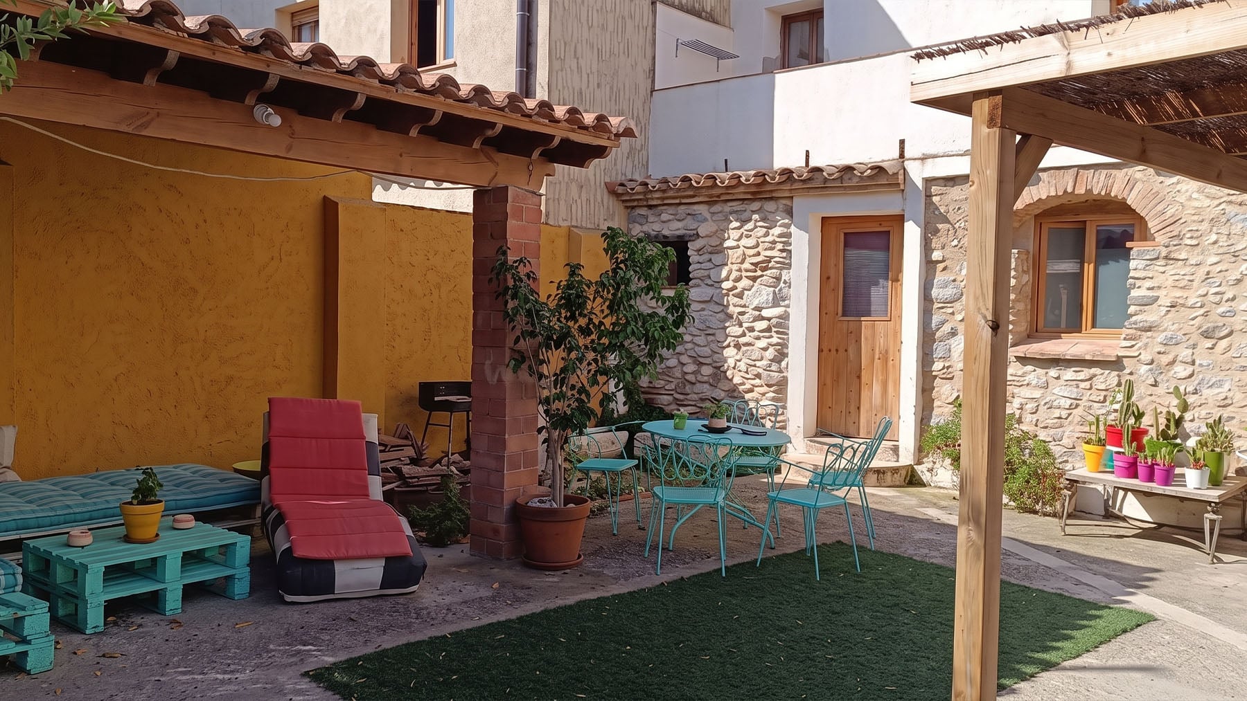 El acogedor patio de esta casa rural en Gerona. Foto: Workaway.