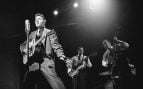 Elvis Presley canta junto a Scotty Moore y Bill Black, en una imagen publicada en la revista TV Radio Mirror en septiembre de 1956. Foto: TV Radio Mirror, dominio público