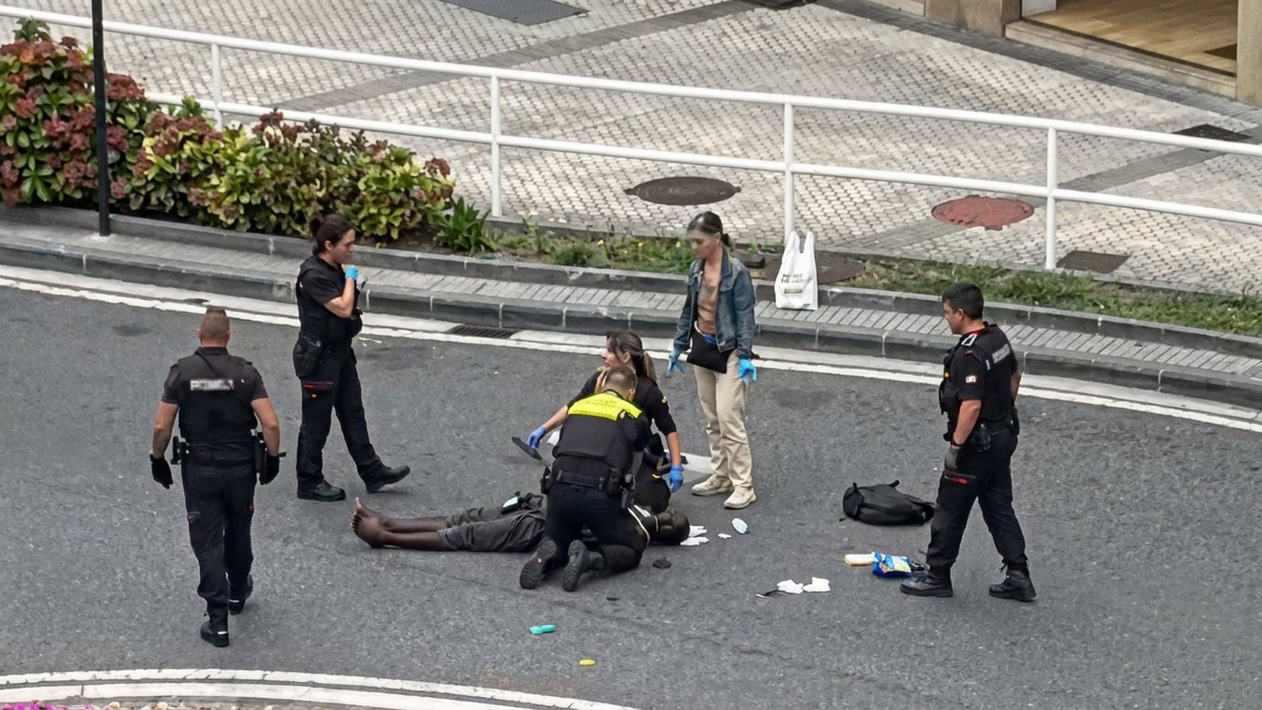 Muere por disparos de un policía local un subsahariano con antecedentes que atacó a una ertzaina en Fuenterrabía