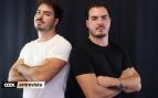 Los Gemeliers posando en una entrevista con COOL