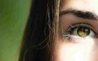 Ni corrector ni ácido hialurónico: la tendencia para eliminar las bolsas de los ojos con efecto 'buena cara' a partir de los 50