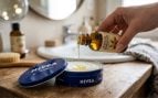 Aviso de los farmaceúticos sobre la Nivea de bote azul de toda la vida: «Es una crema antiarrugas buenísima si la combinas con aceite de almendras»