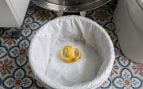 Dejar una cáscara de limón en la papelera del baño durante la noche antes de acostarse: ¿para qué sirve y por qué se recomienda?