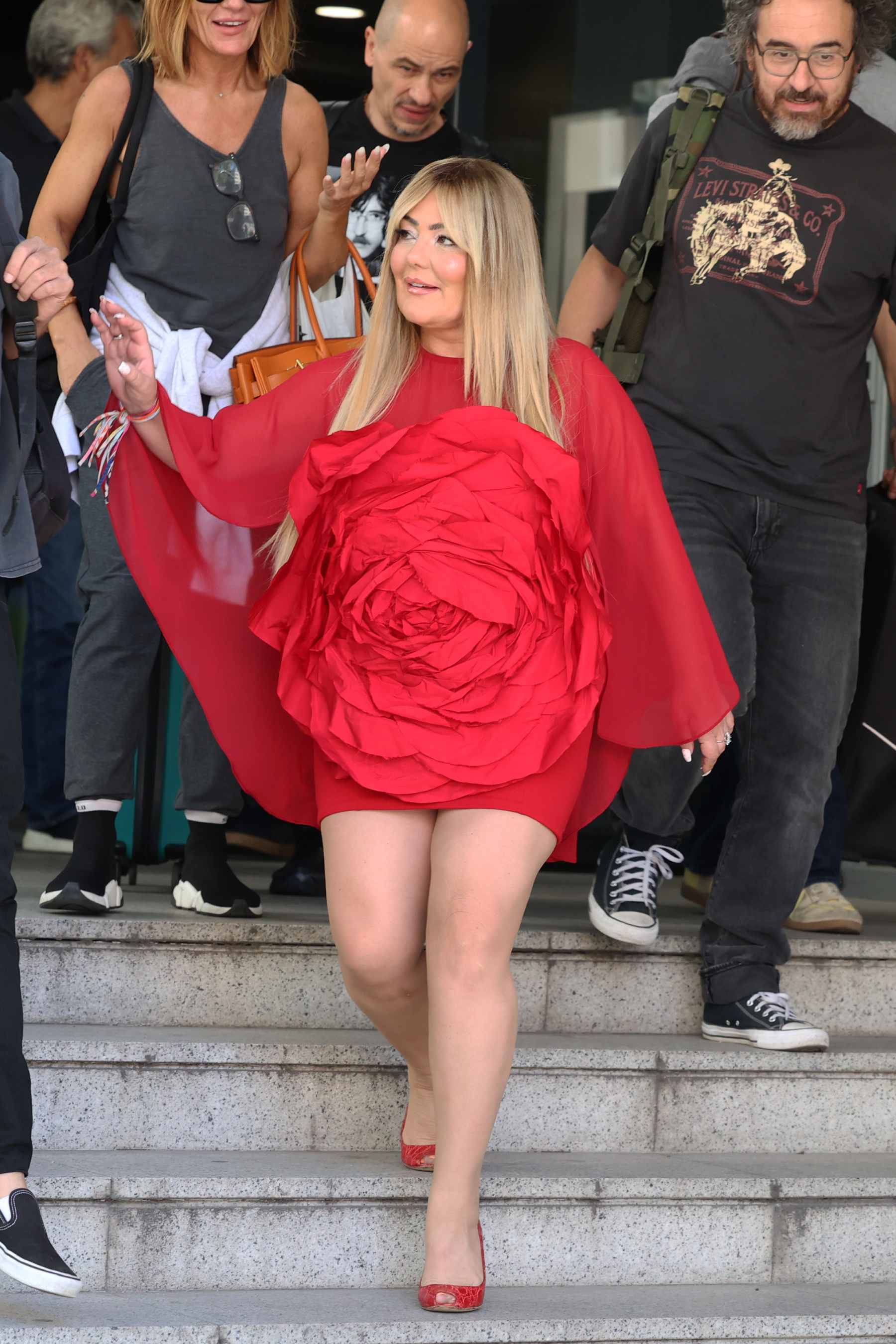 Amaia Montero en a las puertas de un hotel en Madrid. (Foto: Europa Press)