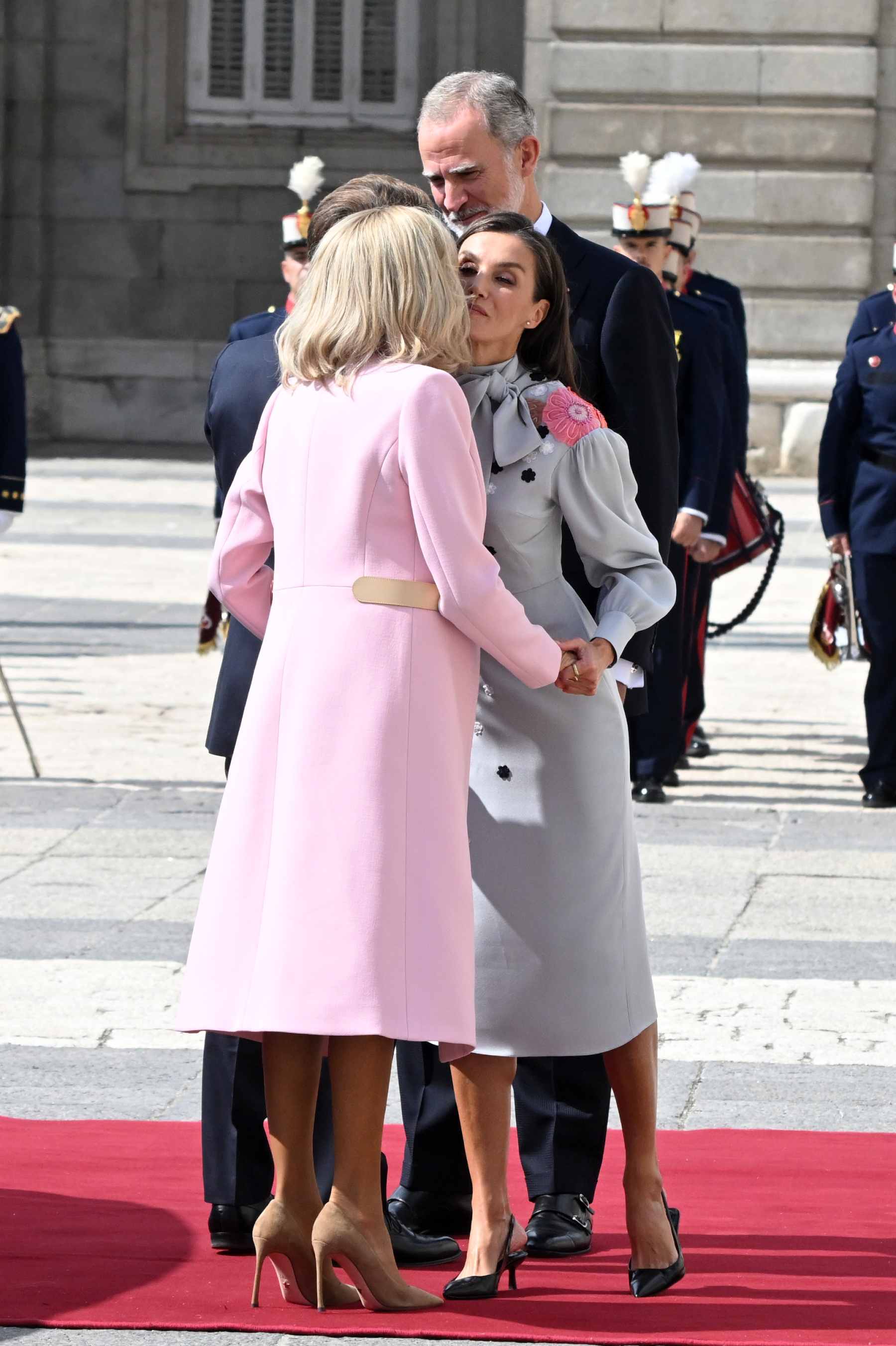 El Rey Felipe VI y la Reina Letizia reciben a la Primera Dama, Brigitte Macron, en el Palacio Real. (Foto: Europa Press)